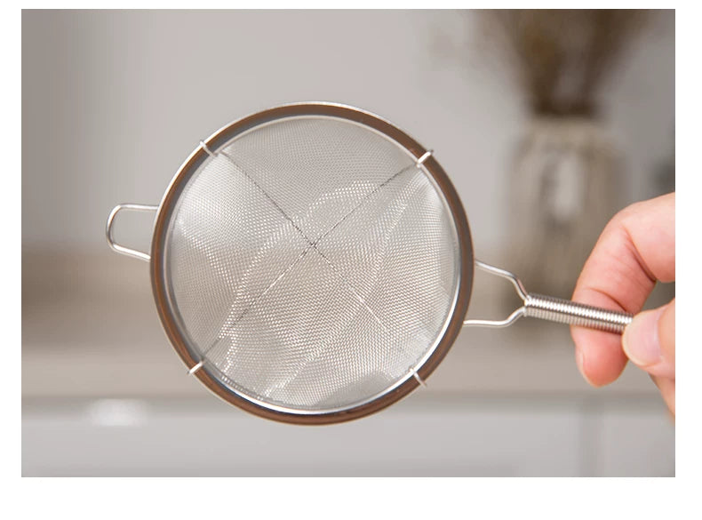 Close-up of the fine mesh screen and wire handle