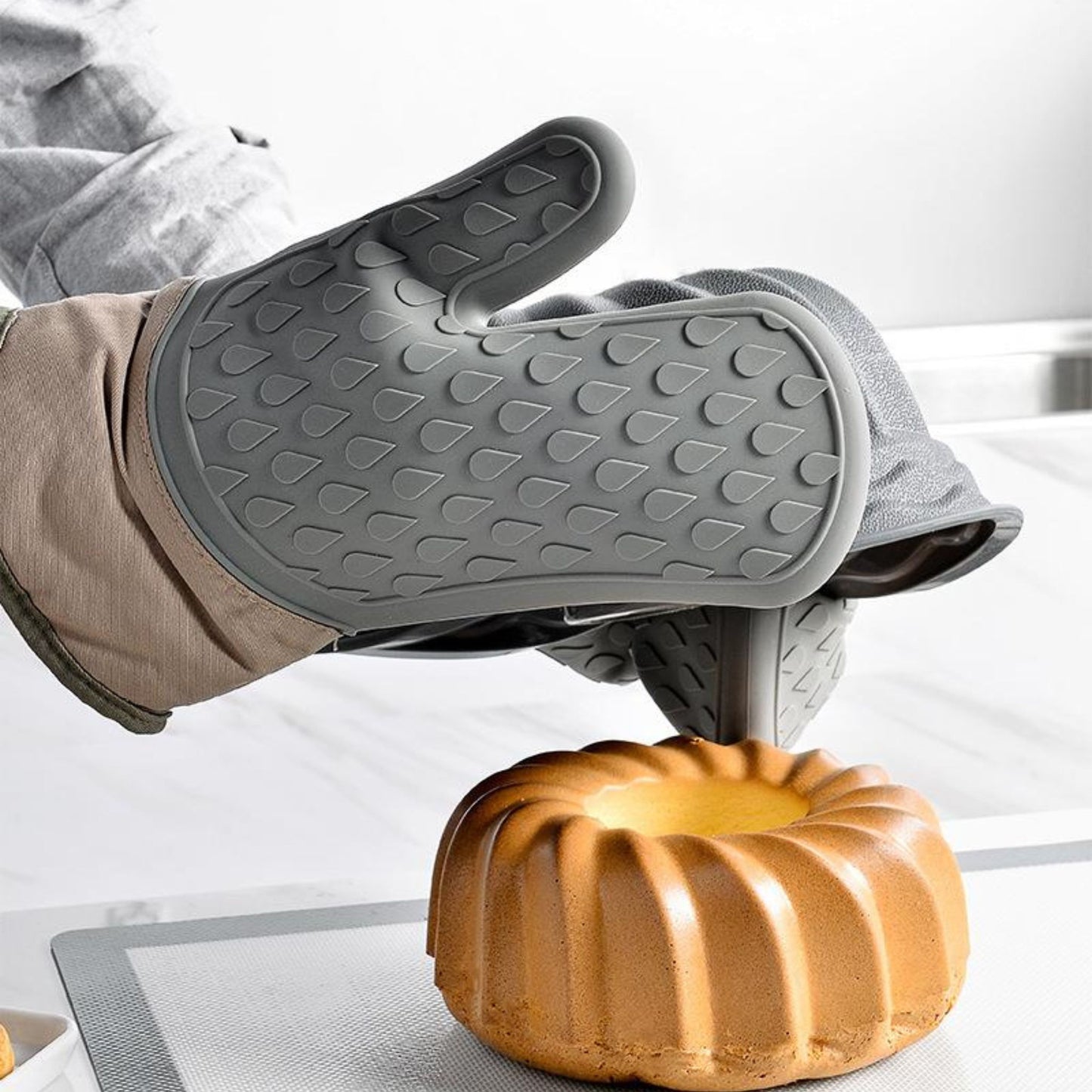 Silicone Oven Mitts & Pot Holder, alternate view 4